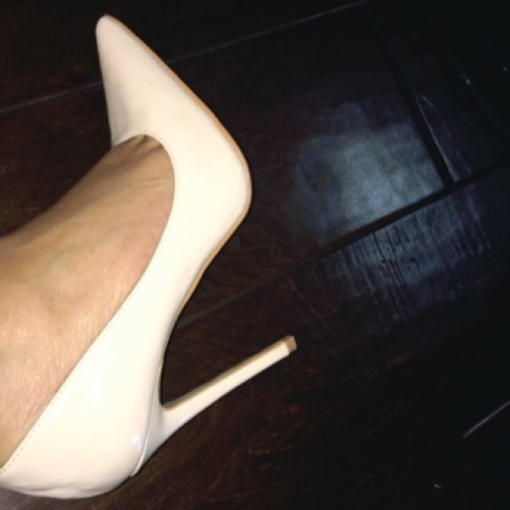 Nude pumps